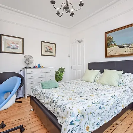 Groves 4 Bedroom, Shepherds Bush